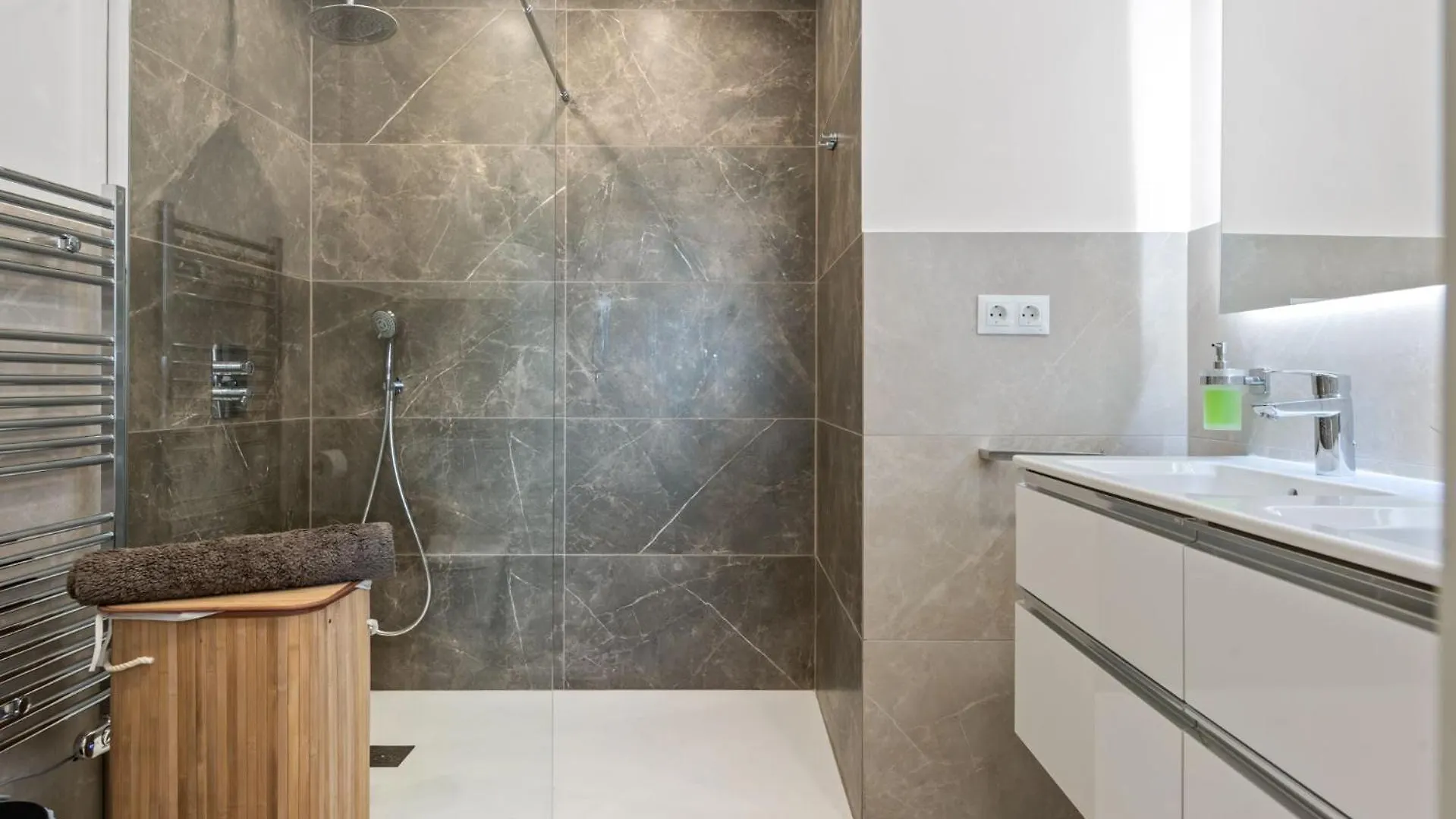 Belgravia Club إِستيبونا
