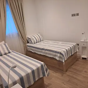 Apartment Main Street - 3 Bed - Family Friendly, Gibraltar